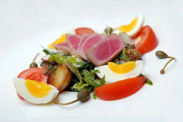 Salade van een tonijn met groenten — Stockfoto