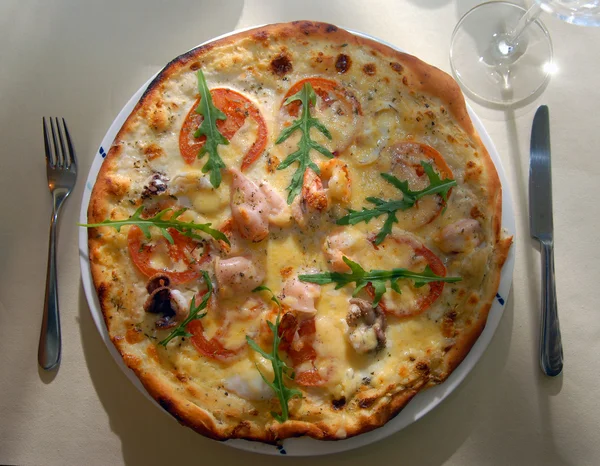 Pizza med skaldjur — Stockfoto