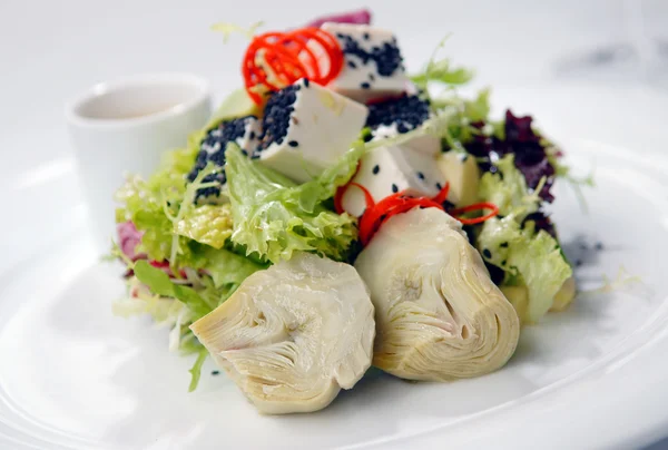 Salade met een ruwe en artisjokken — Stockfoto