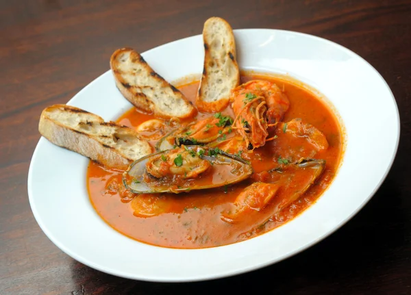 Sopa de tomate com frutos do mar e torradas — Fotografia de Stock