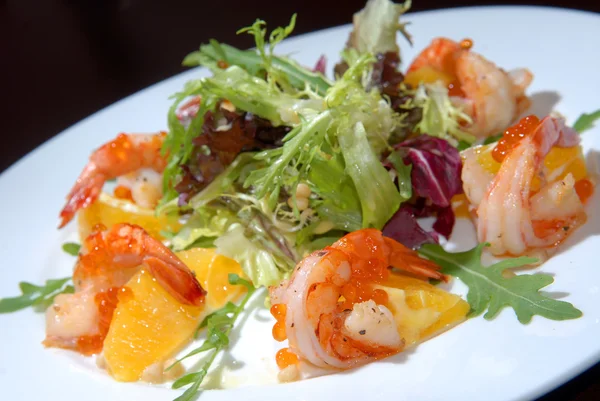 Салат з морепродуктів і овочів — стокове фото