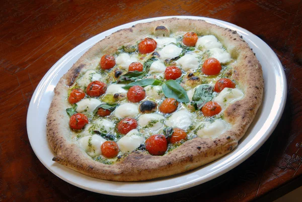 Pizza con tomates y queso —  Fotos de Stock