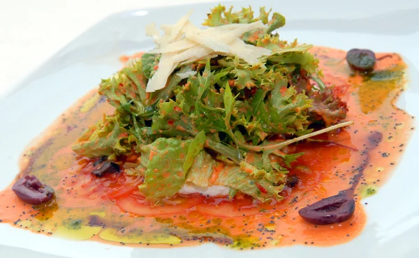 Овощной салат с сыром моцарела — стоковое фото