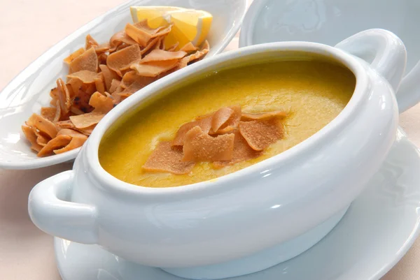 Lentil soup with crackers — Stock Photo, Image