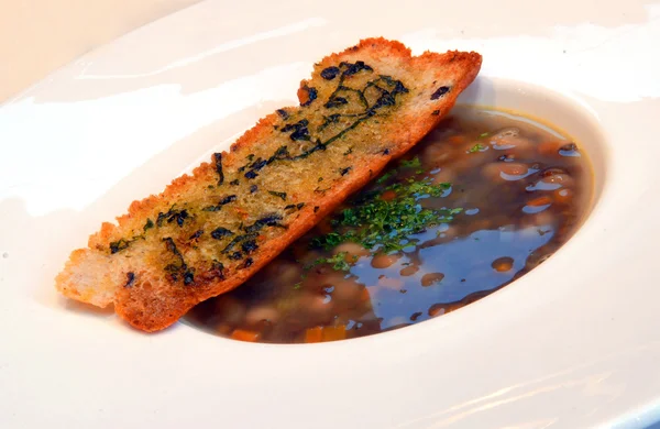 Suppe aus Linsen mit Toast — Stockfoto