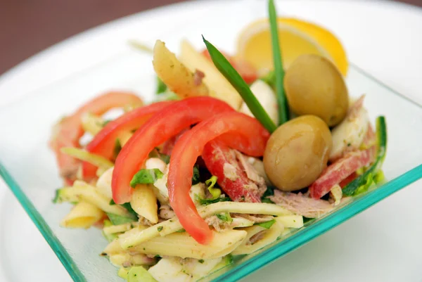 Makarna gelen İtalyan salatası — Stok fotoğraf