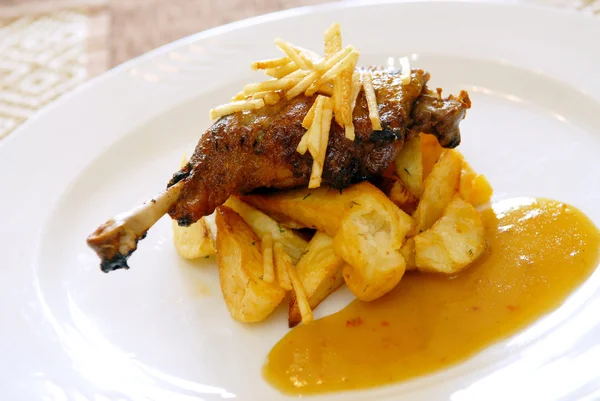 Perna de frango frita com uma batata — Fotografia de Stock