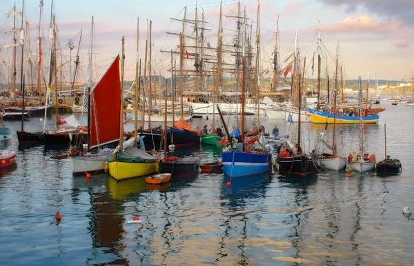Парусные лодки и стоять в порту — стоковое фото