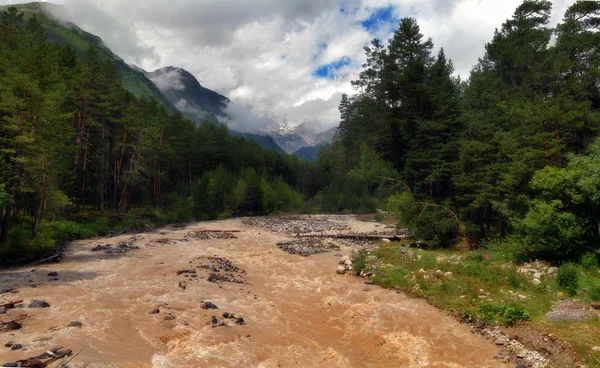 Dağ nehir baksan yağmurlar sonra — Stok fotoğraf