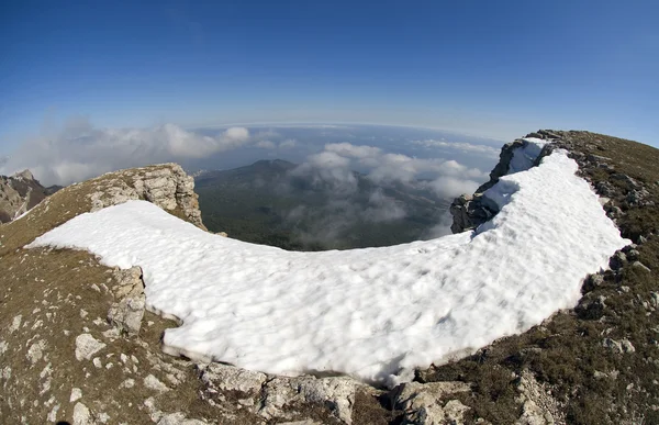 Śnieg na skały ach petri na Krymie — Zdjęcie stockowe