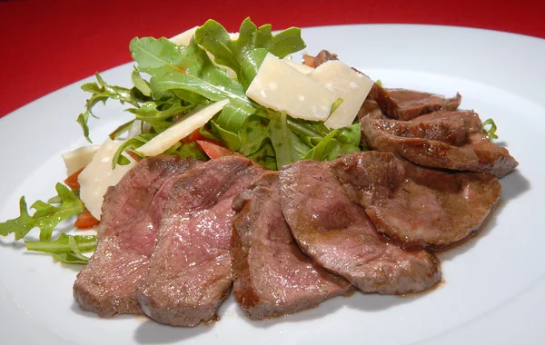 Carne cozida com rukkola — Fotografia de Stock