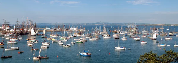 Панорама бухты с парусниками — стоковое фото