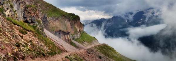 Estrada da montanha nas nuvens — Fotografia de Stock