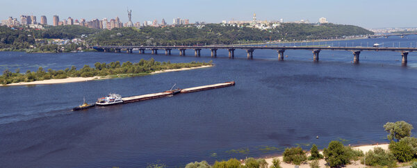 Панорама Киева и реки Днепр
