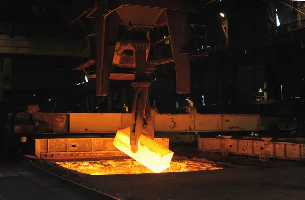 A fűtött acél sertéseket a daru — Stock Fotó