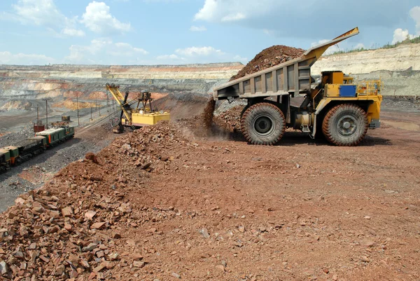 Wysypisko ciało ciężarówki rozładunku w kopalni — Zdjęcie stockowe