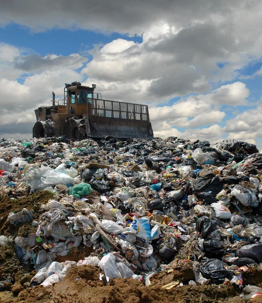Бульдозер на сміттєзвалищі — стокове фото