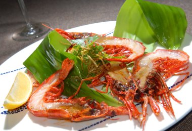 bir ızgarada kızartılmış kaplan karides