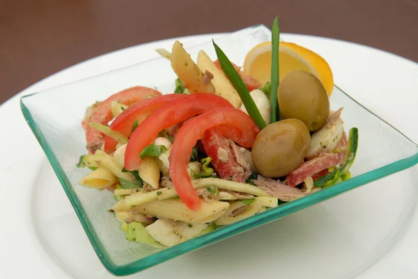 Makarna gelen İtalyan salatası — Stok fotoğraf