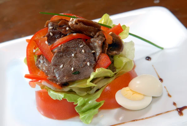 Салат из овощей и мяса говядины — стоковое фото
