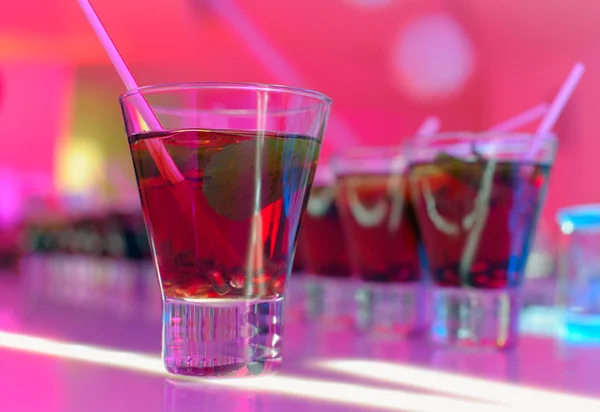 Rode cocktail in een glas — Stockfoto