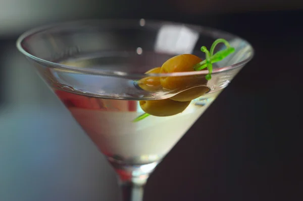 Dos aceitunas en una copa de martini — Foto de Stock