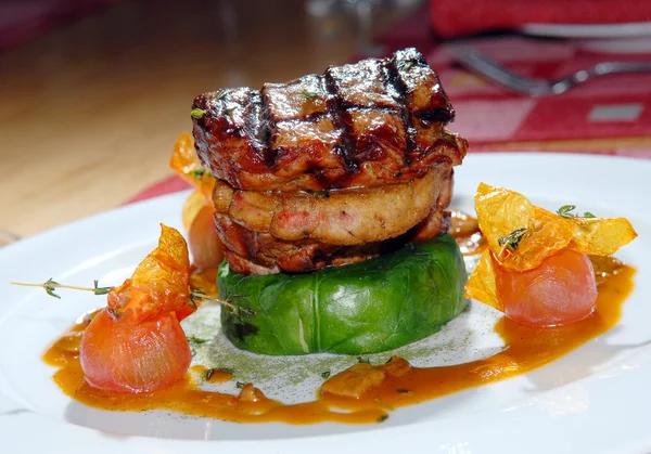 Stekt biff på en grill från nötkött — Stockfoto