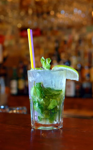 Cocktail mohito med mynta och lime — Stockfoto