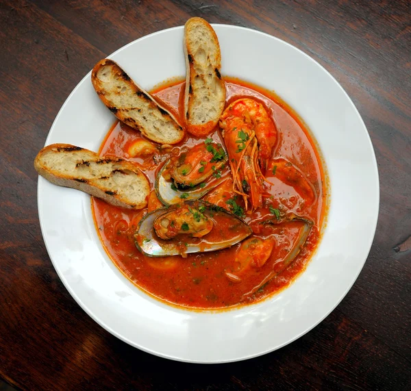 Томатный суп с морепродуктами и тостами — стоковое фото