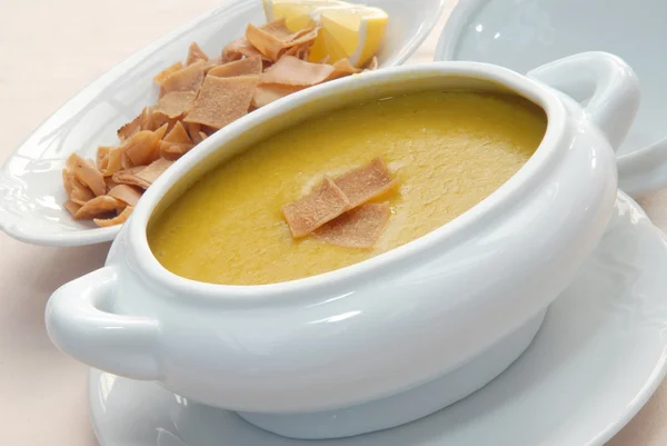 Zupa z soczewicy z krakersami — Zdjęcie stockowe