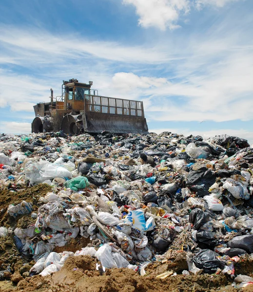 Die Planierraupe auf einer Müllhalde — Stockfoto