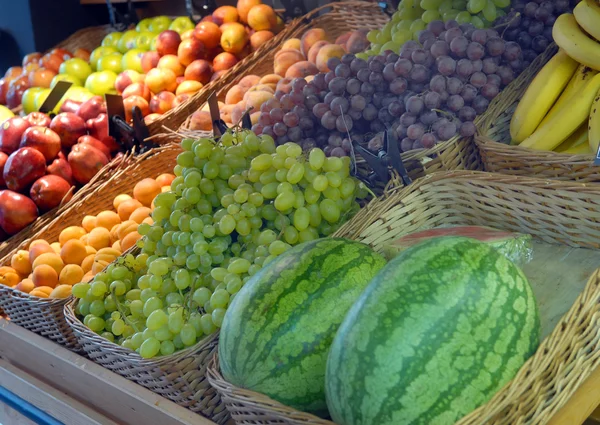 Frutta e verdura su un negozio — Foto Stock