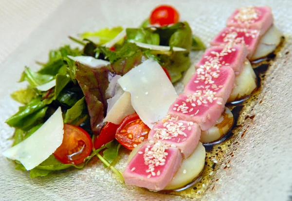 Salad with the fried tuna — Stock Photo, Image