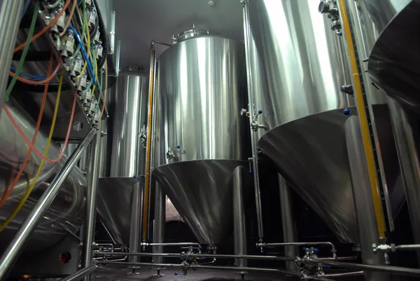 Réservoirs en acier pour la fabrication de bière — Photo