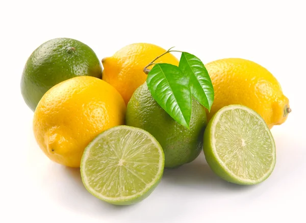 Limon ve kireç yaprakları ile — Stok fotoğraf