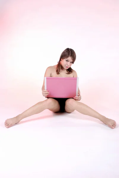 Ragazza sexy con computer portatile — Foto Stock