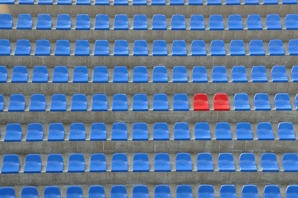 Blauwe en rode zetels Stockfoto