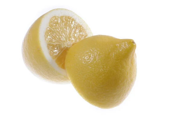 新鮮なレモンをカットします。 — ストック写真