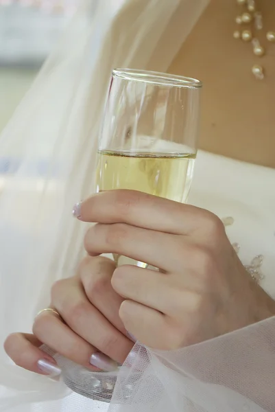 The bride holds a glass — Stock Photo, Image