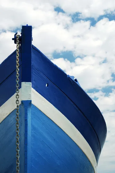 Бело-голубая деревянная лодка — стоковое фото