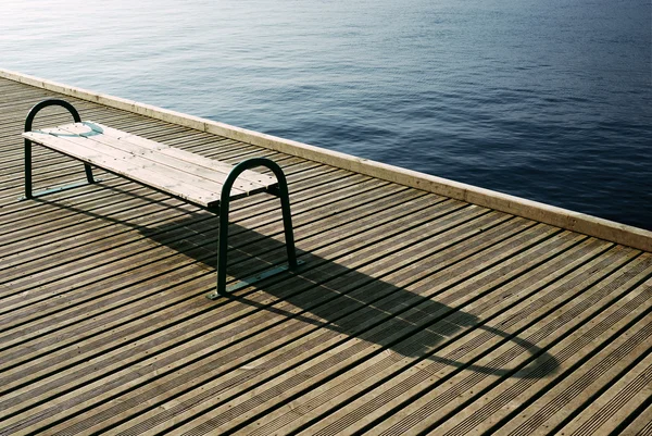 Empty bench near the lake — Stock Photo, Image