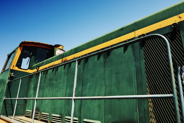 Zelená lokomotiva s žlutou čárou — Stock fotografie
