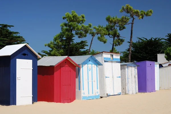 阳光下的彩色的海滩小屋 — 图库照片