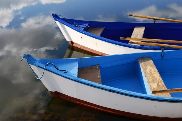 Kleine witte en blauwe houten boten — Stockfoto
