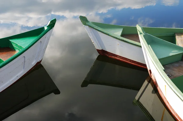 白色和绿色的小木制小船 — 图库照片