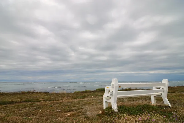 Пустой скамейке и бурная погода — стоковое фото