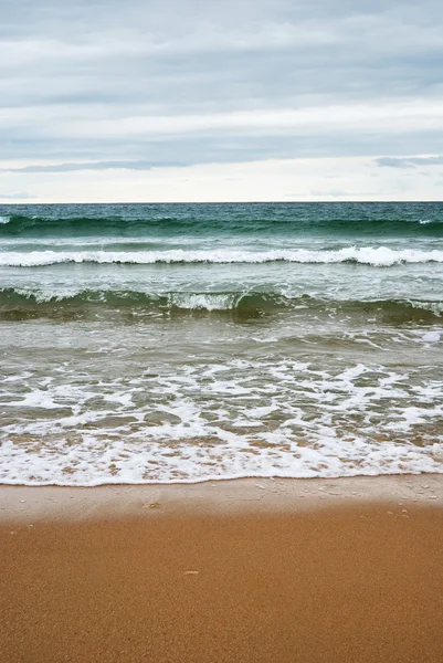Штормовые морские воды на пляже — стоковое фото