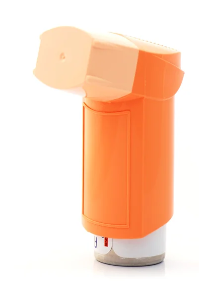 オレンジ色のぜんそくの吸入器 — ストック写真