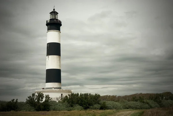曇り空の下の灯台 — ストック写真