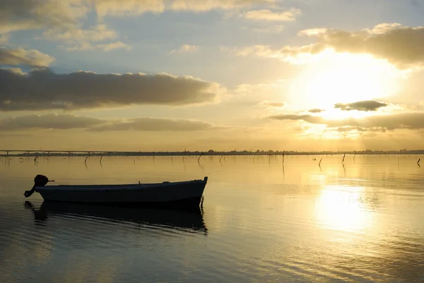 小さなボートが日の出 — ストック写真